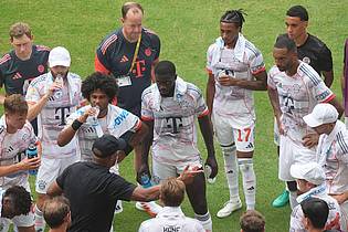 Marta Lavandier/AP/dpa | Trinken ist wichtig. Und Trinkpausen können die Trainer auch für taktische Korrekturen nutzen, wie hier Bayern-Coach Vincent Kompany (unten links).