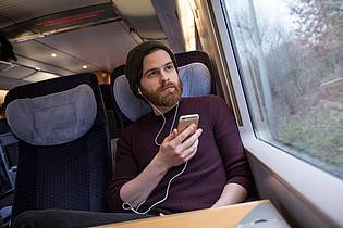 Christin Klose/dpa-tmn | Fahrten, Buchung, Abrechnung: Wer digitale Helfer nutzt, spart auf Dienstreisen oft Zeit und Nerven.