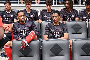 Sven Hoppe/dpa | Bislang war die Ersatzbank der WM-Stammplatz von Jamal Musiala. Neben ihm der inzwischen angereiste Leroy Sané (l).