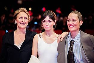 Christoph Soeder/dpa | «Hot Milk» mit Fiona Shaw, Emma Mackey und Vicky Krieps (l-r) wurde bei der diesjährigen Berlinale gezeigt. (Archivbild)