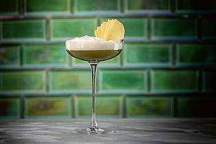 Daniel Esswein/dpa-tmn | Der Tocktail «Adam & Eva» besteht aus 10 cl grünem Jasmintee, 2 cl Apfelsirup, 2 cl Verjus und wird mit Mandarinenschaum serviert.