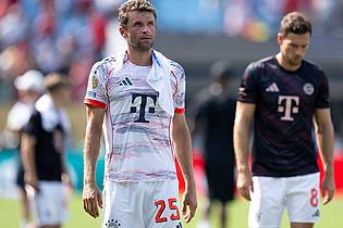 Sven Hoppe/dpa | Weiter geht`s: Thomas Müller nach dem Spiel mit einem kühlenden Handtuch im Nacken.