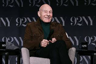 Cj Rivera/Invision via AP/dpa | Patrick Stewart spricht auf der Bühne nach einer Vorführung von "Star Trek: Picard".