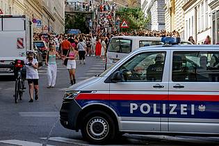 Heinz-Peter Bader/AP/dpa | Ein Polizeiauto steht in der Nähe von versammelten «Swifties», nachdem im Sommer 2024 Konzerte abgesagt wurden aus Angst vor einem Terroranschlag. (Archivbild) 