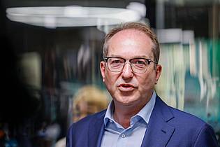 Thomas Banneyer/dpa | Bundesinnenminister Alexander Dobrindt (CSU) will mit Amtskollegen aus mehreren Nachbarstaaten über das Gemeinsame Europäische Asylsystem (GEAS) sprechen.