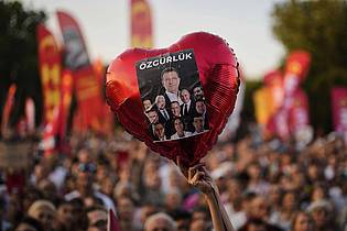 Khalil Hamra/AP/dpa | Immer wieder gibt es in der Türkei Demonstrationen für die Freilassung inhaftierter CHP-Politiker wie Ekrem Imamoglu. (Archivbild)