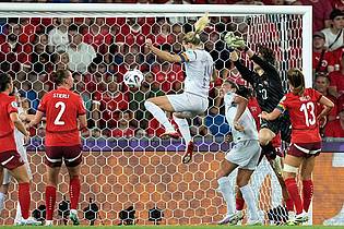 Martin Meissner/AP/dpa | Norwegens Ada Hegerberg erzielt per Kopf das 1:1.