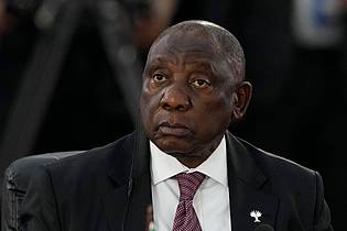 Eraldo Peres/AP/dpa | Ramaphosa richtet eine Kommission ein, die die Vorwürfe gegen den Polizeiminister untersuchen soll. 