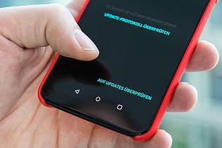 Silas Stein/dpa-tmn | Wer Updates ignoriert, erleichtert es Kriminellen, Geräte mit Schadsoftware zu infizieren und an sensible Daten und Informationen zu gelangen.