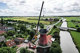 Lars Penning/dpa | Blick auf das Greetsieler Wahrzeichen, die Rote Windmühle. (Luftaufnahme mit einer Drohne).