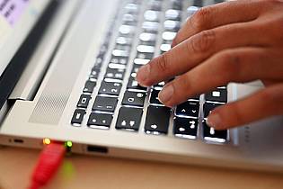 Uli Deck/dpa | Nur ein Fünftel der Berufstätigen wurden laut einer Umfrage des Digitalverbandes Bitkom von ihrem Arbeitgeber bereits im KI-Einsatz geschult. (Symbolbild)