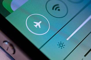 Franziska Gabbert/dpa-tmn | Flugmodus an: Mit Handy-Einstellungen kann man regeln, was und wer einen wann erreichen kann - und so für echte «Flow»-Momente sorgen.