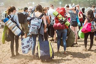 Mohssen Assanimoghaddam/dpa | Festival mit Gepäck: Im Idealfall sollte man nicht mehr als 10 bis 15?Prozent des Körpergewichts auf dem Rücken tragen.