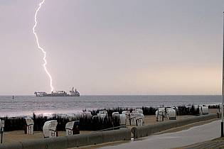 Jörn Hünecke/dpa | Die Gewitter zogen am späten Mittwochabend Richtung Norden weiter.