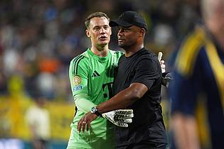 Rebecca Blackwell/AP/dpa | Trainer Vincent Kompany und sein Kapitän. 