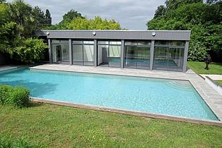 Sabine Glaubitz/dpa | In dem Poolhaus soll Lagerfeld seine einzige Nacht in Louveciennes verbracht haben.