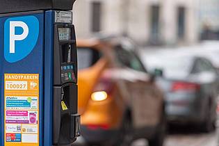 Monika Skolimowska/dpa/dpa-tmn | Vorsicht vor gefälschte QR-Codes an Parkscheinautomaten: Die könnten von Betrügern dahin geklebt worden sein.