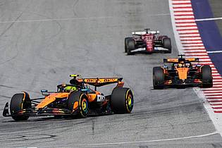 Darko Bandic/AP/dpa | Lando Norris (l) und Oscar Piastri (m) mal wieder an der Spitze.