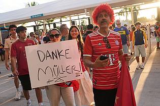Marta Lavandier/AP/dpa | Liebling Thomas Müller: Bayern-Fans im Hard Rock Stadium in Miami.