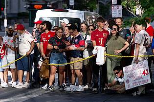 Sven Hoppe/dpa | Bayern-Anhänger warten vor dem Teamhotel in Cincinnati auf die Münchner Stars wie Jamal Musiala.