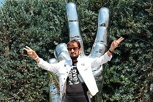 Chris Pizzello/Invision/dpa | Ringo Starr vor der von ihm gestalteten «Peace and Love»-Statue in seiner Wahlheimat Los Angeles. (Archivfoto) 