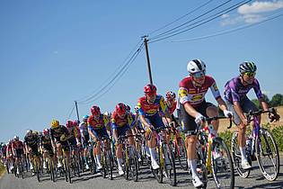 Thibault Camus/AP/dpa | Die Tour war am Samstag auf dem Weg nach Laval.