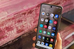 Christoph Dernbach/dpa-tmn | Aufgeklappt bietet das Motorola Razr 60 Ultra ein sieben Zoll großes Display mit Top-Werten.