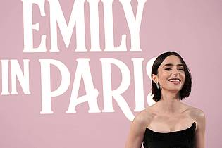 Jordan Strauss/Invision/dpa | Lily Collins spielt die Hauptrolle in der Netflix-Serie «Emily in Paris».