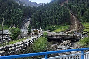 Unbekannt/BFV-IBK-LAND/APA/dpa | Die Wanderwege sind zu unsicher, Berghütten werden mit einem Helikopter evakuiert.