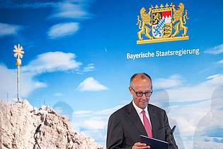 Peter Kneffel/dpa | Nach seinem Treffen mit dem bayerischen Kabinett äußerte sich Kanzler Merz auch zur globalen Mindeststeuer - er steht dem Konzept demnach sehr skeptisch gegenüber. 