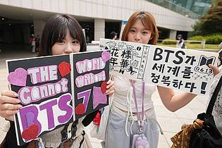 Lee Jin-man/AP/dpa | Fans feiern den Jahrestag der Band beim jährlichen BTS Festa. (Archivbild)