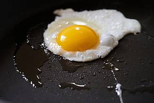 Annette Riedl/dpa | Der Erzieher will darauf aufmerksam machen, wie schlecht das Gelände seiner Mittelschule für Hitze gemacht ist. (Symbolbild)