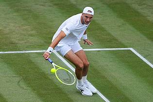 Kirsty Wigglesworth/AP/dpa | Jan-Lennard Struff erreicht die dritte Runde in Wimbledon.