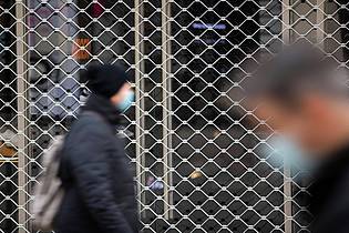 Tom Weller/dpa | Die Alltagsvorgaben zur Virus-Eindämmung sollen aufgearbeitet werden. (Archivbild) 