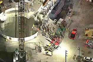 -/KABC/ABC7 Los Angeles via AP/dpa | Dutzende Einsatzkräfte eilten zum Unglücksort, darunter spezialisierte Rettungsteams.