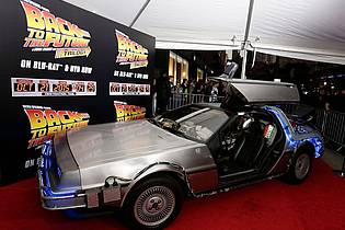 Jason Szenes/dpa | Der DeLorean-Wagen ist die Zeitmaschine, mit der Marty McFly und und Doc Brown in die Zukunft reisen (Archivbild).