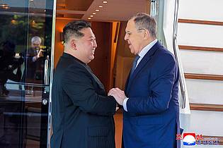 Uncredited/KCNA/KNS/dpa | Herzliche Stimmung beim Treffen zwischen Kim und Lawrow.