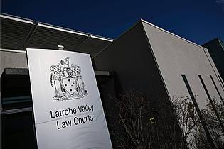 James Ross/AAP Image/AP/dpa | Das Verfahren im Latrobe Valley Magistrates Court dauerte mehr als neun Wochen, bevor die Jury sich zu Beratungen zurückzog. (Archivbild)