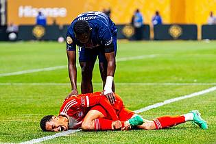 Malachi Gabriel/ZUMA Press Wire/dpa | Jamal Musiala liegt nach dem Zusammenprall mit PSG-Torwart Gianluigi Donnarumma verletzt am Boden.