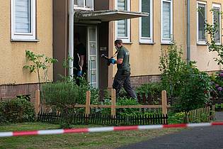 Vincent Kempf/dpa |  Die Polizei Dormagen fand am Freitagnachmittag in einer Wohnung eine 37-jährige Tote.