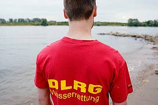 Uwe Anspach/dpa/dpa-tmn | Zahlen der Deutschen Lebens-Rettungs-Gesellschaft (DLRG) zeigen: Mindestens 411 Menschen sind im Jahr 2024 in Deutschland ertrunken. 
