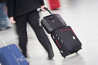 Frank Rumpenhorst/dpa-tmn | Wer schlau packt, freut sich später: Bei Dienstreisen sollte man auch auf sich und sein Wohlbefinden achten.