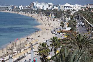 Clara Margais/dpa | Spanien: Blick auf den Strand Playa de Palma auf Mallorca. (Archivbild)