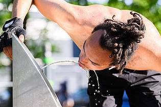 Julian Stratenschulte/dpa | Viel trinken, lautete die Devise in der Hitze.