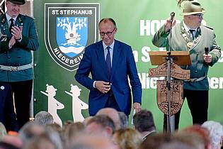 Henning Kaiser/dpa | Friedrich Merz ist Mitglied im Schützenverein und am Sonntag besonderer Gast beim diesjährigen Schützenfest in Arnsberg-Niedereimer. 