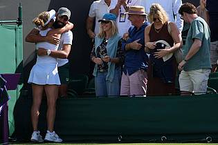 Kirsty Wigglesworth/AP/dpa | Laura Siegemund umarmt ihren Freund und Trainer Antonio Zucca.