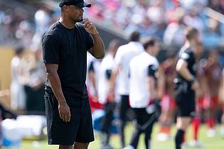 Sven Hoppe/dpa | Vincent Kompany in kurzer Hose am Spielfeldrand. Auch dem Trainer verlangte die Hitze alles ab.