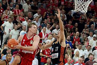 Matthias Stickel/dpa | Justus Hollatz (links) und Ben Saraf kämpfen um den Ball.