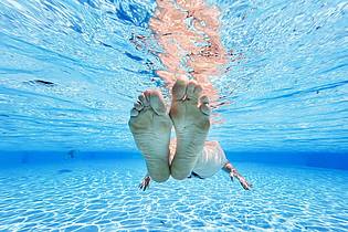 Julian Stratenschulte/dpa | Das Freibad einer Schweizer Gemeinde ist bis Ende August fast ausschließlichen den Einheimischen vorbehalten. (Illustration)