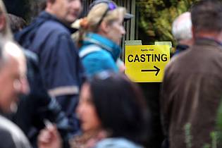 Ina Fassbender/dpa | Einsatz im Hintergrund: Komparsinnen und Komparsen beleben Filmszenen als Passanten oder Gäste.